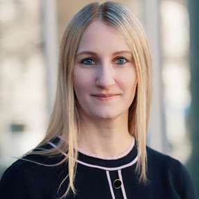 Natalie Weber: "Mittlerweile steht fest, dass das extensive Gründach ein „Nettosenker“ ist – es nimmt über Photosynthese mehr CO2 auf, als es veratmet."