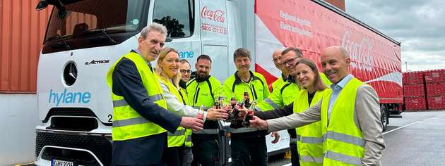Ab sofort im Einsatz: ein batterieelektrischer Mercedes-Benz eActros 600 mit BERGERecotrail Auflieger von hylane. Das freut die Möglich-Macher drumherum.