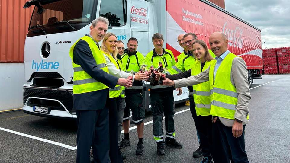 Ab sofort im Einsatz: ein batterieelektrischer Mercedes-Benz eActros 600 mit BERGERecotrail Auflieger von hylane. Das freut die Möglich-Macher drumherum.