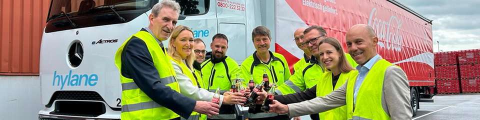 Ab sofort im Einsatz: ein batterieelektrischer Mercedes-Benz eActros 600 mit BERGERecotrail Auflieger von hylane. Das freut die Möglich-Macher drumherum.