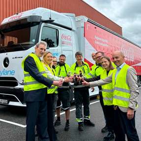 Ab sofort im Einsatz: ein batterieelektrischer Mercedes-Benz eActros 600 mit BERGERecotrail Auflieger von hylane. Das freut die Möglich-Macher drumherum.