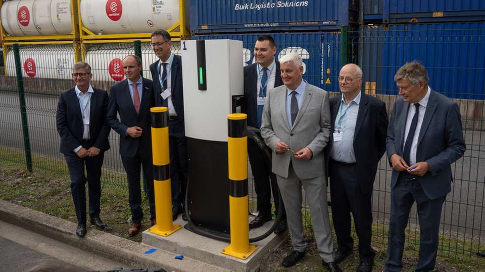 Die neue Infrastruktur und die Fahrzeuge sind im Beisein zahlreicher institutioneller Vertreter und Kunden des Terminals sowie der Unternehmensleitung von Contargo offiziell eingeweiht worden.