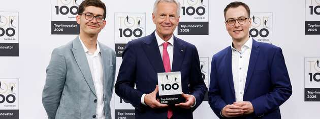 Auszeichnung zum TOP-Innovator 2026: Jan Osterkamp, Teamlead Software Development bei Greenflash, TOP 100-Mentor Christian Wulff und Niklas Bärk, CTO bei Greenflash (von links nach rechts).
