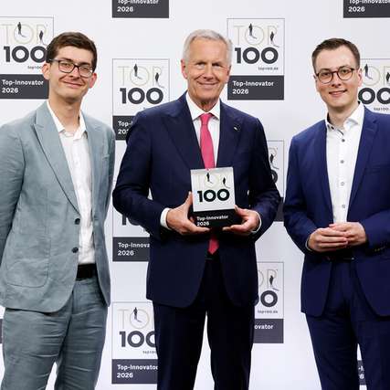 Auszeichnung zum TOP-Innovator 2026: Jan Osterkamp, Teamlead Software Development bei Greenflash, TOP 100-Mentor Christian Wulff und Niklas Bärk, CTO bei Greenflash (von links nach rechts).
