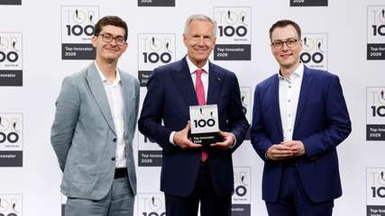 Auszeichnung zum TOP-Innovator 2026: Jan Osterkamp, Teamlead Software Development bei Greenflash, TOP 100-Mentor Christian Wulff und Niklas Bärk, CTO bei Greenflash (von links nach rechts).
