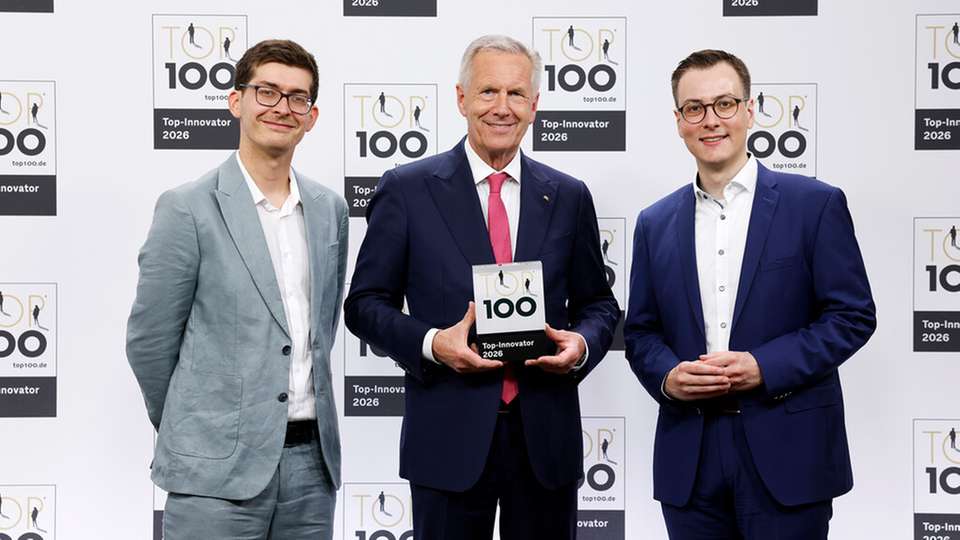 Auszeichnung zum TOP-Innovator 2026: Jan Osterkamp, Teamlead Software Development bei Greenflash, TOP 100-Mentor Christian Wulff und Niklas Bärk, CTO bei Greenflash (von links nach rechts).

