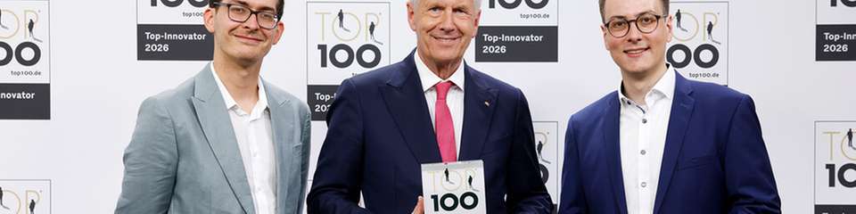 Auszeichnung zum TOP-Innovator 2026: Jan Osterkamp, Teamlead Software Development bei Greenflash, TOP 100-Mentor Christian Wulff und Niklas Bärk, CTO bei Greenflash (von links nach rechts).
