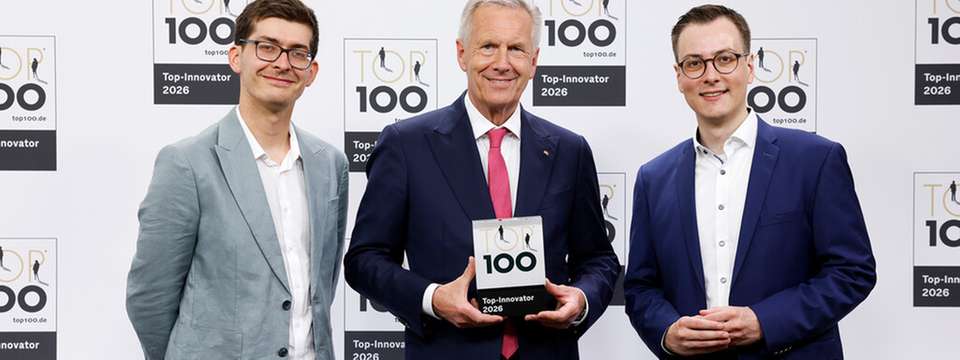 Auszeichnung zum TOP-Innovator 2026: Jan Osterkamp, Teamlead Software Development bei Greenflash, TOP 100-Mentor Christian Wulff und Niklas Bärk, CTO bei Greenflash (von links nach rechts).
