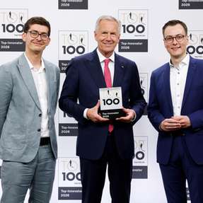 Auszeichnung zum TOP-Innovator 2026: Jan Osterkamp, Teamlead Software Development bei Greenflash, TOP 100-Mentor Christian Wulff und Niklas Bärk, CTO bei Greenflash (von links nach rechts).
