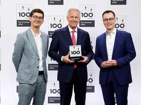 Auszeichnung zum TOP-Innovator 2026: Jan Osterkamp, Teamlead Software Development bei Greenflash, TOP 100-Mentor Christian Wulff und Niklas Bärk, CTO bei Greenflash (von links nach rechts).
