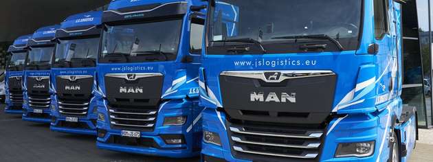 Vollelektrische MAN eTGX Flotte von JS Logistics vor der MAN Truck & Bus Niederlassung – ein sichtbarer Schritt in Richtung emissionsfreier Transport.