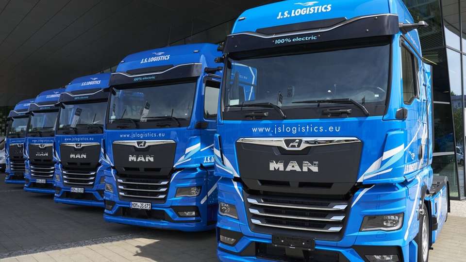 Vollelektrische MAN eTGX Flotte von JS Logistics vor der MAN Truck & Bus Niederlassung – ein sichtbarer Schritt in Richtung emissionsfreier Transport.