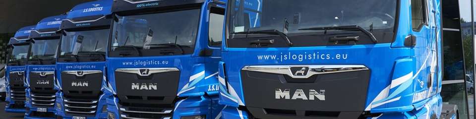 Vollelektrische MAN eTGX Flotte von JS Logistics vor der MAN Truck & Bus Niederlassung – ein sichtbarer Schritt in Richtung emissionsfreier Transport.
