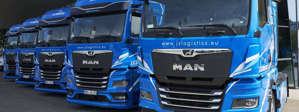 Vollelektrische MAN eTGX Flotte von JS Logistics vor der MAN Truck & Bus Niederlassung – ein sichtbarer Schritt in Richtung emissionsfreier Transport.