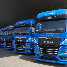 Vollelektrische MAN eTGX Flotte von JS Logistics vor der MAN Truck & Bus Niederlassung – ein sichtbarer Schritt in Richtung emissionsfreier Transport.