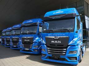 Vollelektrische MAN eTGX Flotte von JS Logistics vor der MAN Truck & Bus Niederlassung – ein sichtbarer Schritt in Richtung emissionsfreier Transport.