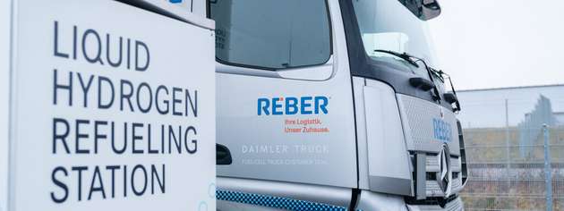 Der Mercedes-Benz GenH2 Truck und Reber im echten Alltagseinsatz.