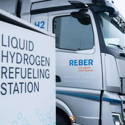 Der Mercedes-Benz GenH2 Truck und Reber im echten Alltagseinsatz.
