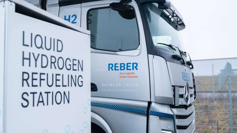Der Mercedes-Benz GenH2 Truck und Reber im echten Alltagseinsatz.