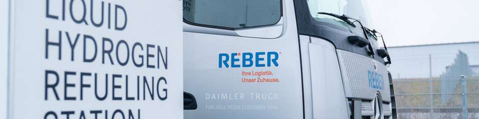 Der Mercedes-Benz GenH2 Truck und Reber im echten Alltagseinsatz.