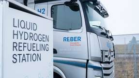 Der Mercedes-Benz GenH2 Truck und Reber im echten Alltagseinsatz.
