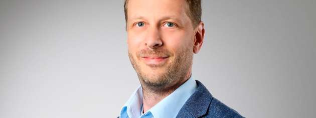 "Oft wird so diskutiert, als ließen sich fossile Kraftstoffe kurzfristig vollständig ersetzen. Das ist nicht der Fall. Ich möchte daher nochmal betonen, dass es realistischer ist, den Kraftstoffbedarf deutlich zu senken, die direkte Nutzung von Strom konsequent auszubauen und alternative Kraftstoffe gezielt in den Bereichen einzusetzen, die sich auf absehbare Zeit nur schwer elektrifizieren lassen." Das sagt Andreas Menne, Abteilungsleiter Carbon Utilization and Synfuels bei Fraunhofer UMSICHT.