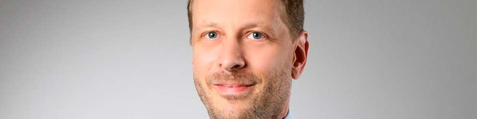 "Oft wird so diskutiert, als ließen sich fossile Kraftstoffe kurzfristig vollständig ersetzen. Das ist nicht der Fall. Ich möchte daher nochmal betonen, dass es realistischer ist, den Kraftstoffbedarf deutlich zu senken, die direkte Nutzung von Strom konsequent auszubauen und alternative Kraftstoffe gezielt in den Bereichen einzusetzen, die sich auf absehbare Zeit nur schwer elektrifizieren lassen." Das sagt Andreas Menne, Abteilungsleiter Carbon Utilization and Synfuels bei Fraunhofer UMSICHT.