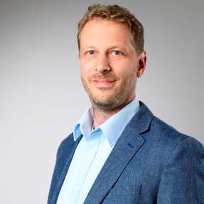 "Oft wird so diskutiert, als ließen sich fossile Kraftstoffe kurzfristig vollständig ersetzen. Das ist nicht der Fall. Ich möchte daher nochmal betonen, dass es realistischer ist, den Kraftstoffbedarf deutlich zu senken, die direkte Nutzung von Strom konsequent auszubauen und alternative Kraftstoffe gezielt in den Bereichen einzusetzen, die sich auf absehbare Zeit nur schwer elektrifizieren lassen." Das sagt Andreas Menne, Abteilungsleiter Carbon Utilization and Synfuels bei Fraunhofer UMSICHT.