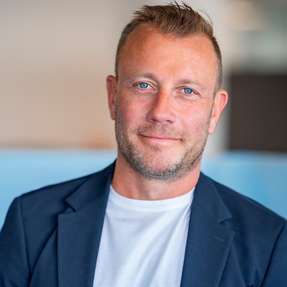Marcel Hergarten: „Während viele Marktteilnehmer erste Erfahrungen mit einzelnen Elektro-Lkw sammeln, schaffen wir bereits heute die Voraussetzungen für die vollständige Transformation unserer Flotte", betont Marcel Hergarten, Geschäftsführer der Hergarten Gruppe.