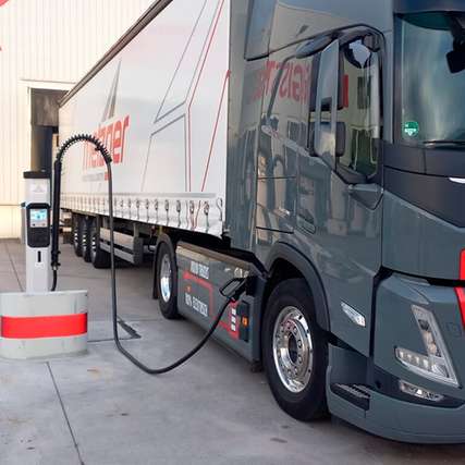 Durch den Ausbau der Ladeinfrastruktur ist Metzger in der Region zu einem wichtigen Anlaufpunkt für E-Lkw von weiteren Speditionen geworden. Vier Schnellladesäulen stehen der Öffentlichkeit zur Verfügung, weitere befinden sich derzeit im Bau.