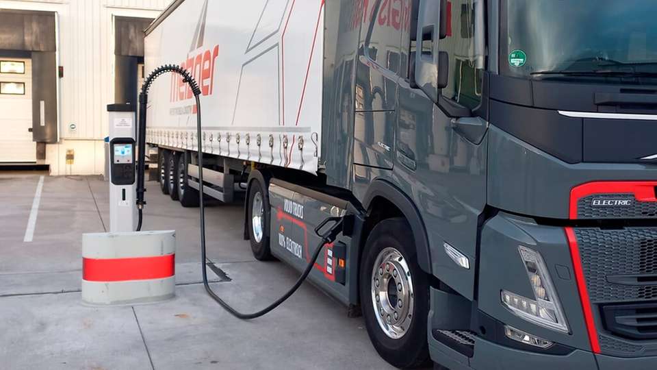 Durch den Ausbau der Ladeinfrastruktur ist Metzger in der Region zu einem wichtigen Anlaufpunkt für E-Lkw von weiteren Speditionen geworden. Vier Schnellladesäulen stehen der Öffentlichkeit zur Verfügung, weitere befinden sich derzeit im Bau.