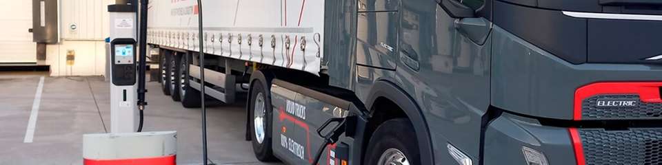 Durch den Ausbau der Ladeinfrastruktur ist Metzger in der Region zu einem wichtigen Anlaufpunkt für E-Lkw von weiteren Speditionen geworden. Vier Schnellladesäulen stehen der Öffentlichkeit zur Verfügung, weitere befinden sich derzeit im Bau.