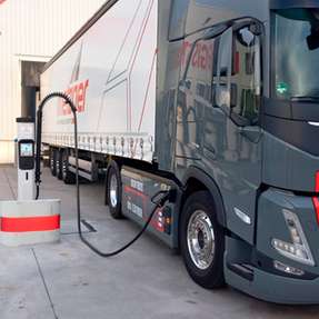 Durch den Ausbau der Ladeinfrastruktur ist Metzger in der Region zu einem wichtigen Anlaufpunkt für E-Lkw von weiteren Speditionen geworden. Vier Schnellladesäulen stehen der Öffentlichkeit zur Verfügung, weitere befinden sich derzeit im Bau.
