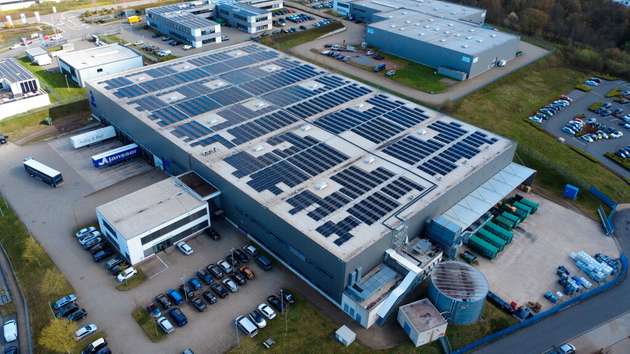 Lagerhalle in Solingen mit PV-Aufdachanlage. Gemeinsam umgesetzt mit GETEC green energy GmbH.