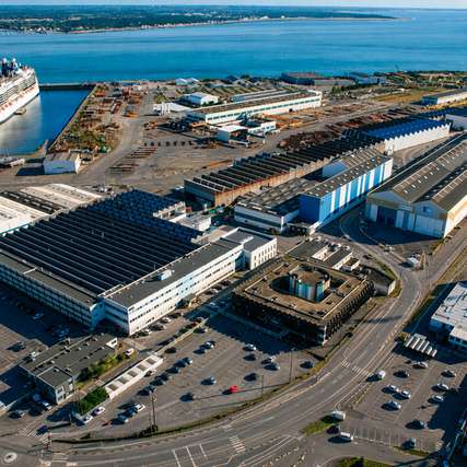 Luftaufnahme des Everllence-Standortes in St. Nazaire in Frankreich als Teil des analysierten Immobilienportfolios.