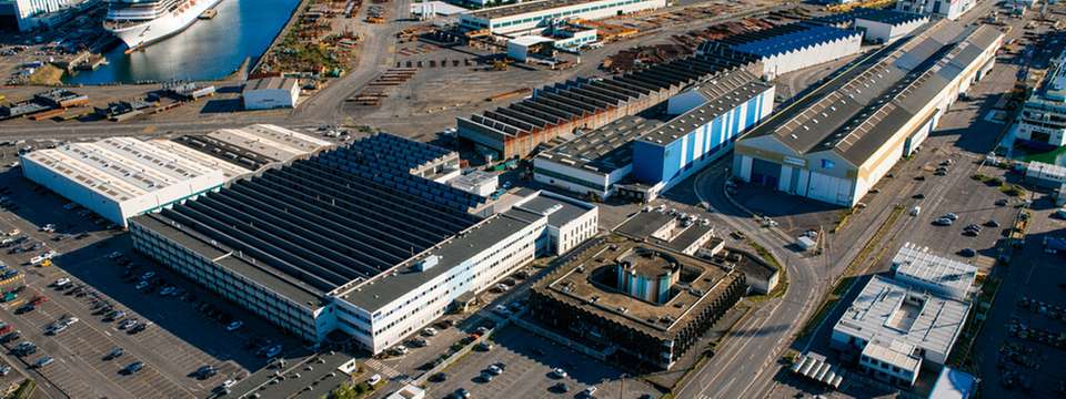 Luftaufnahme des Everllence-Standortes in St. Nazaire in Frankreich als Teil des analysierten Immobilienportfolios.