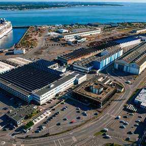 Luftaufnahme des Everllence-Standortes in St. Nazaire in Frankreich als Teil des analysierten Immobilienportfolios.
