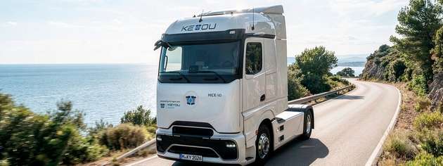 Die Daimler Truck AG arbeitet zukünftig mit der KEYOU GmbH zusammen, um Lkw mit Wasserstoff-Verbrennungsmotor anzubieten. 