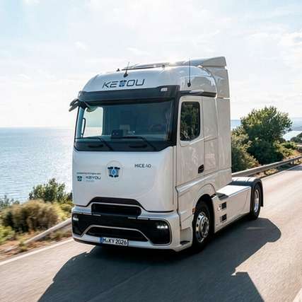 Die Daimler Truck AG arbeitet zukünftig mit der KEYOU GmbH zusammen, um Lkw mit Wasserstoff-Verbrennungsmotor anzubieten. 