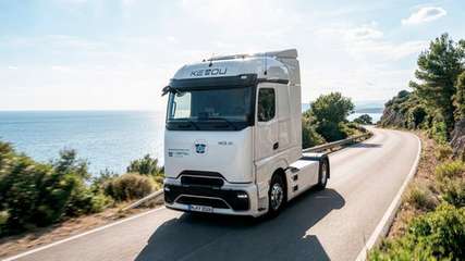 Die Daimler Truck AG arbeitet zukünftig mit der KEYOU GmbH zusammen, um Lkw mit Wasserstoff-Verbrennungsmotor anzubieten. 