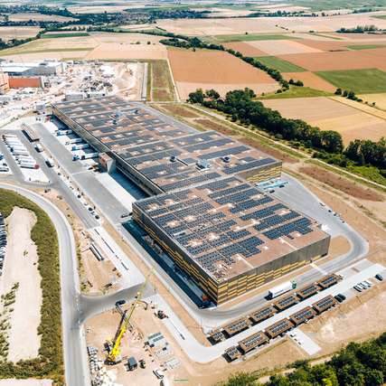 An einem Logistikstandort in Alzey hat in diesem Sommer einer der größten Cabinet-Batteriespeicher Europas seinem Betrieb aufgenommen.