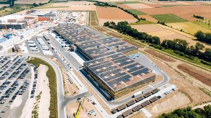 An einem Logistikstandort in Alzey hat in diesem Sommer einer der größten Cabinet-Batteriespeicher Europas seinem Betrieb aufgenommen.
