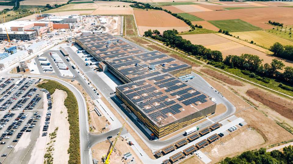 An einem Logistikstandort in Alzey hat in diesem Sommer einer der größten Cabinet-Batteriespeicher Europas seinem Betrieb aufgenommen.