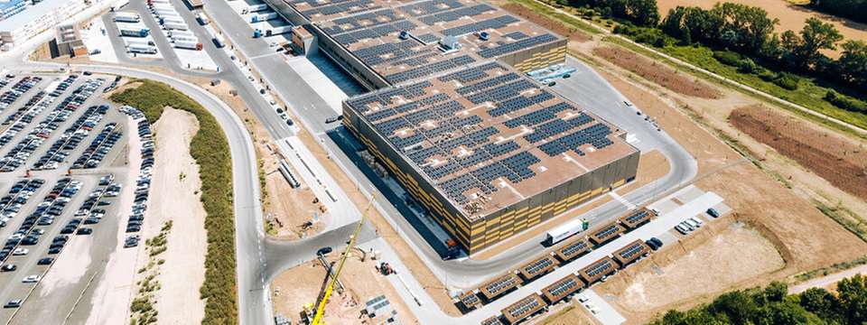 An einem Logistikstandort in Alzey hat in diesem Sommer einer der größten Cabinet-Batteriespeicher Europas seinem Betrieb aufgenommen.