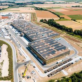An einem Logistikstandort in Alzey hat in diesem Sommer einer der größten Cabinet-Batteriespeicher Europas seinem Betrieb aufgenommen.