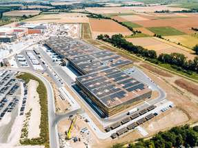 An einem Logistikstandort in Alzey hat in diesem Sommer einer der größten Cabinet-Batteriespeicher Europas seinem Betrieb aufgenommen.
