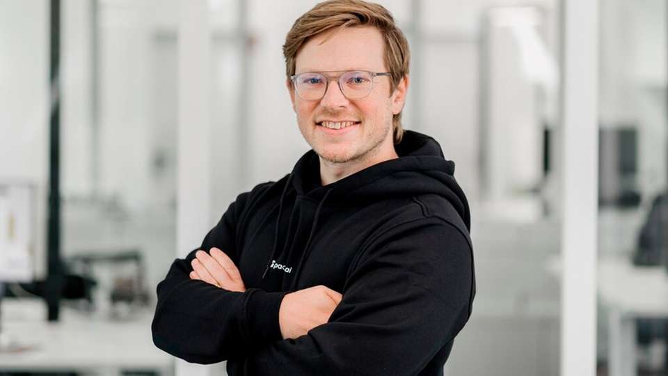 „Benchmarking macht CO₂-Daten entscheidungsrelevant für Einkauf, Logistik und Produktion. Erst so entsteht echter Steuerungswert.“ Das sagt David Horscher, Product Owner Sustainability bei pacemaker.ai. 