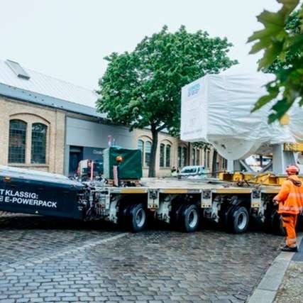 Europapremiere in Berlin: BEHALA setzt Goldhofers E-PowerPack bei Siemens Energy Turbinenverladung am Moaville-Areal ein.