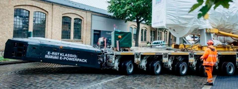 Europapremiere in Berlin: BEHALA setzt Goldhofers E-PowerPack bei Siemens Energy Turbinenverladung am Moaville-Areal ein.