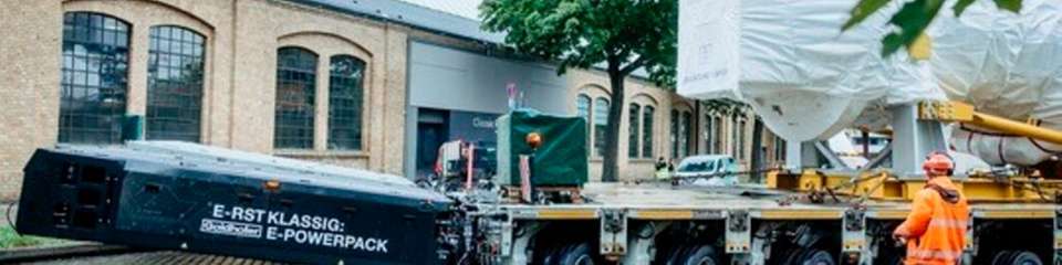 Europapremiere in Berlin: BEHALA setzt Goldhofers E-PowerPack bei Siemens Energy Turbinenverladung am Moaville-Areal ein.
